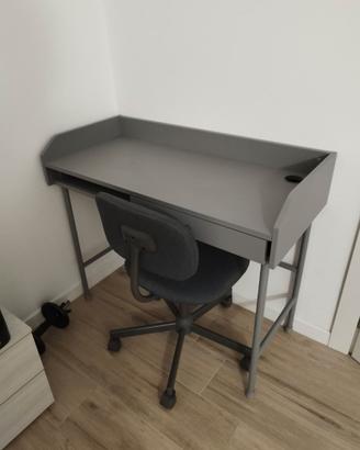 Scrivania IKEA HAUGA come nuova+Sedia