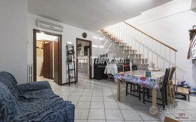 CINQUE LOCALI SU DUE LIVELLI ABITABILE CON GARAGE