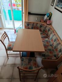 Cassapanca ad angolo, tavolo allungabile e sedie