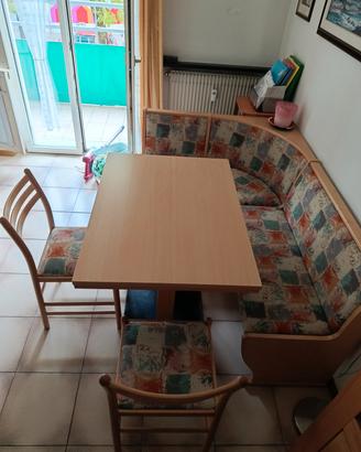 Cassapanca ad angolo, tavolo allungabile e sedie