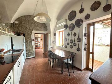 Rustico / Casale di 135 m² con 5 locali a Albenga