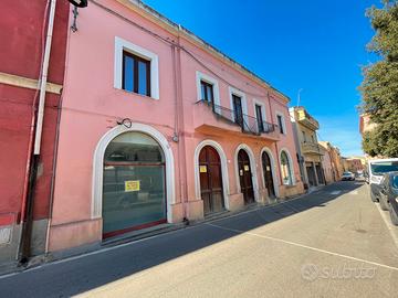 Locale commerciale fronte piazza
