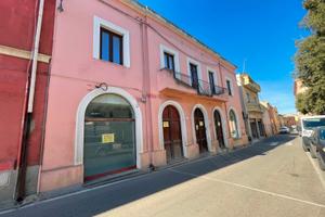 Locale commerciale fronte piazza
