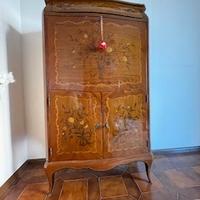 Mobile in legno intagliato dell’800
