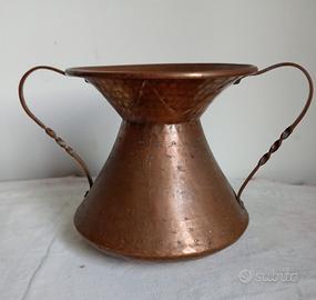Vaso in rame martellato con due manici