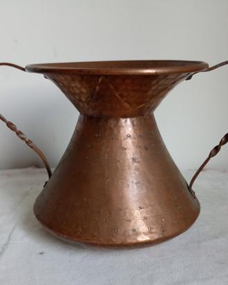 Vaso in rame martellato con due manici