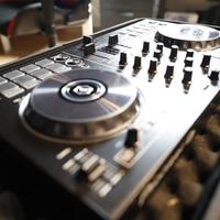 Console da DJ Pioneer DDJ-RB con custodia rigida