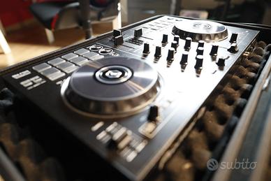 Console da DJ Pioneer DDJ-RB con custodia rigida