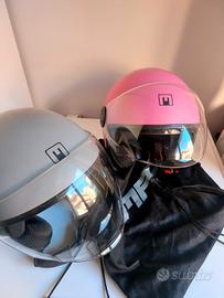Due caschi jet MPH rosa e grigio