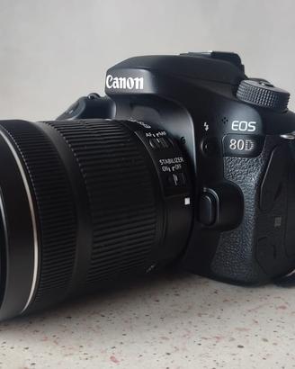 Canon EOS 80D con obiettivo Canon 18-135 mm