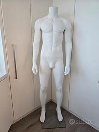 Manichino uomo esposizione abbigliamento negozio 