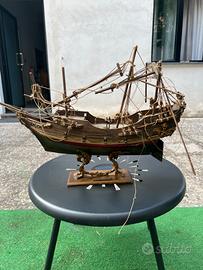 Antico modello navale veliero in legno nave