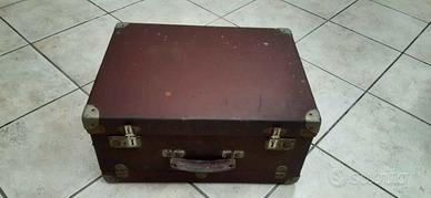 Vecchia valigia in pelle da rappresentante
