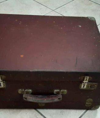 Vecchia valigia in pelle da rappresentante