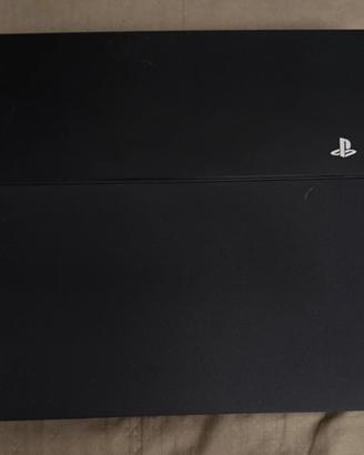 Ps4 con due joypas e due giochi a scelta