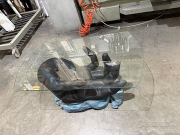 Tavolino design con mano gigante e piano in vetro