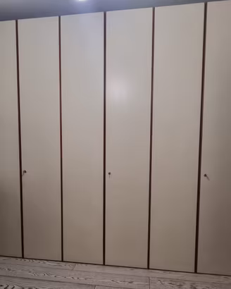Armadio ciliegio e panna