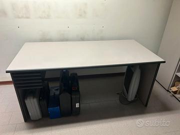 Scrivania e armadietti