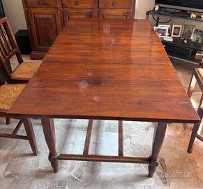 Tavolo con sedie in legno da restaurare