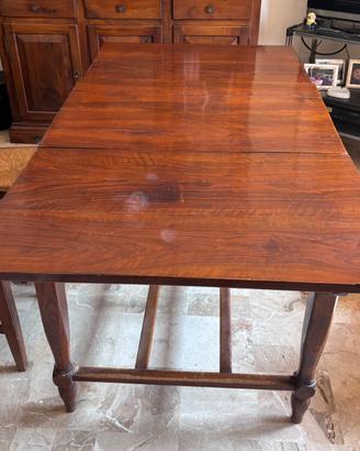 Tavolo con sedie in legno da restaurare