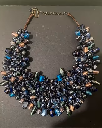 collana statement artigianale con perle blu, verdi