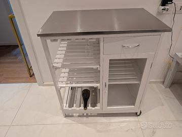 tavolo porta vino bottiglie e bicchieri