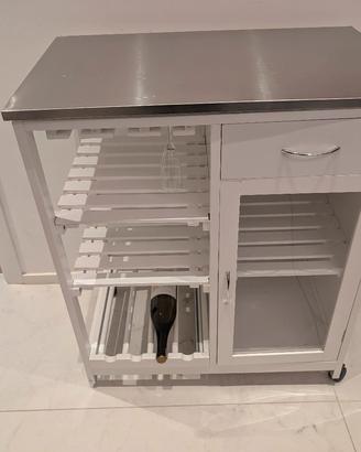 tavolo porta vino bottiglie e bicchieri