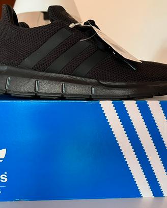Scarpe Adidas Swift Run Originals nere NUOVE
