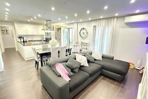 TRILOCALE RISTRUTTURATO CON BOX E POSTO AUTO