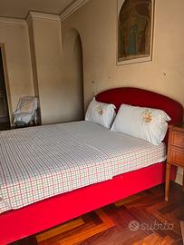 Letto matrimoniale tessuto rosso