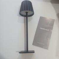 Lampada da tavolo e bottiglie