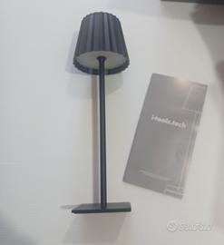 Lampada da tavolo e bottiglie