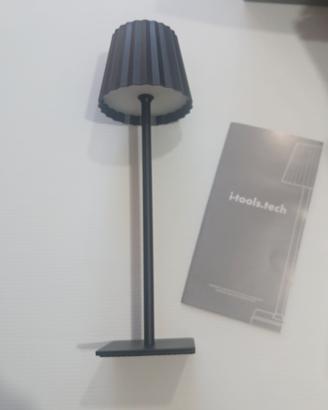 Lampada da tavolo e bottiglie