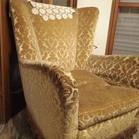 due poltrone gialle di velluto