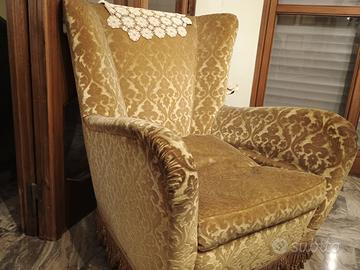 due poltrone gialle di velluto