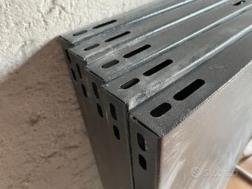 Scaffalatura metallica scura da garage componibile