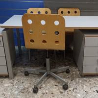Scrivania con sedie e cassetti
