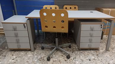 Scrivania con sedie e cassetti