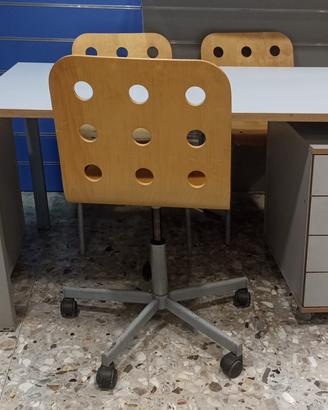Scrivania con sedie e cassetti