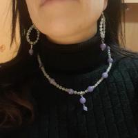 set collana e orecchini con pietre sul viol