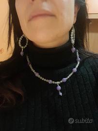 set collana e orecchini con pietre sul viol