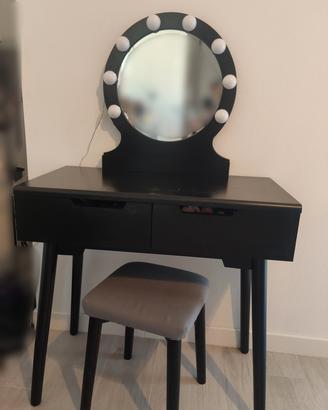 Toeletta nera con sgabello abbinato