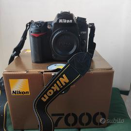 Reflex Nikon D7000 + battery grip MB-D11