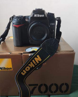 Reflex Nikon D7000 + battery grip MB-D11
