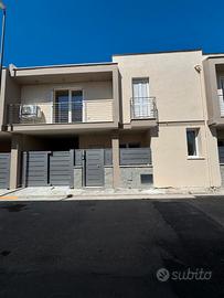 Villetta bilivelli con giardino