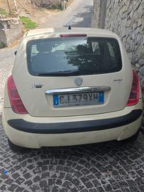 lancia y 