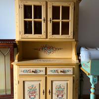 Credenza decorata a mano in legno d’abete