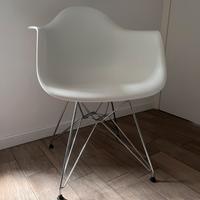 Sedia tipo Eames chair