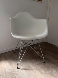 Sedia tipo Eames chair