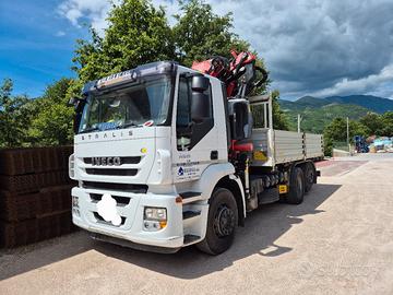 Camion con gru